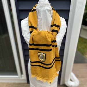 Disney’s official Harry Potter HUFFLEPUFF wool scarf